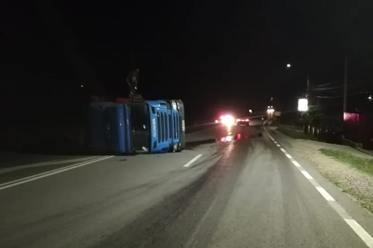 Un șofer s-a răsturnat cu TIR-ul pe un drum din Cluj. A adormit la volan FOTO