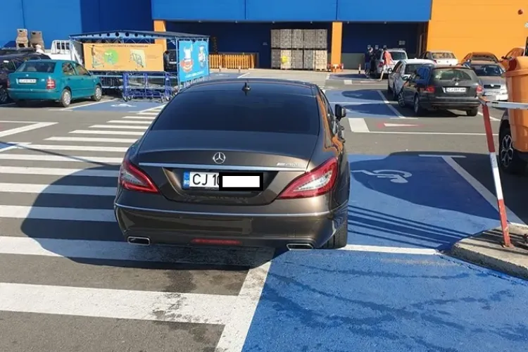 Parcare de ”bolovan” la Dedeman Cluj - FOTO