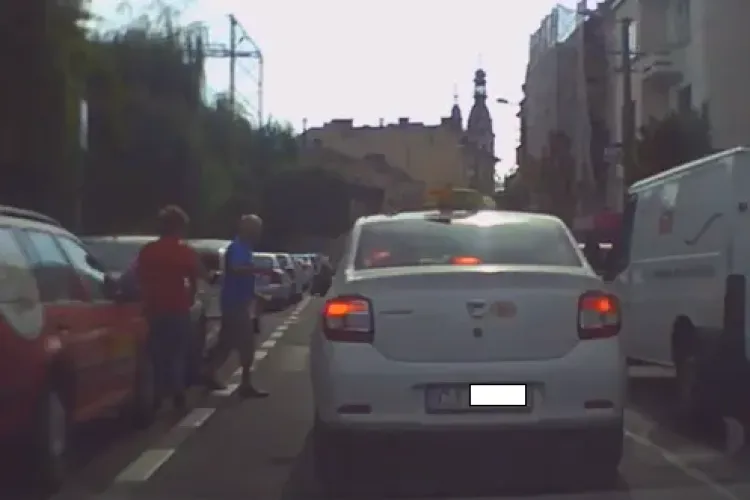 Clujenii au uitat să folosească trecerile de pietoni. La un pas de accident - VIDEO