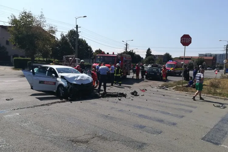 Accident grav între un taxi și un autoturism, pe strada Bobâlnei. Șapte persoane au fost rănite FOTO / VIDEO