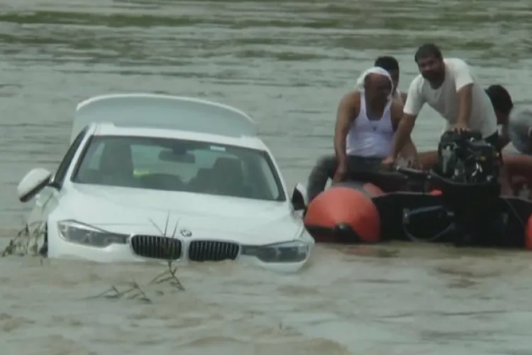 Și-a aruncat BMW-ul în râu, de supărare că nu a primit un Jaguar VIDEO