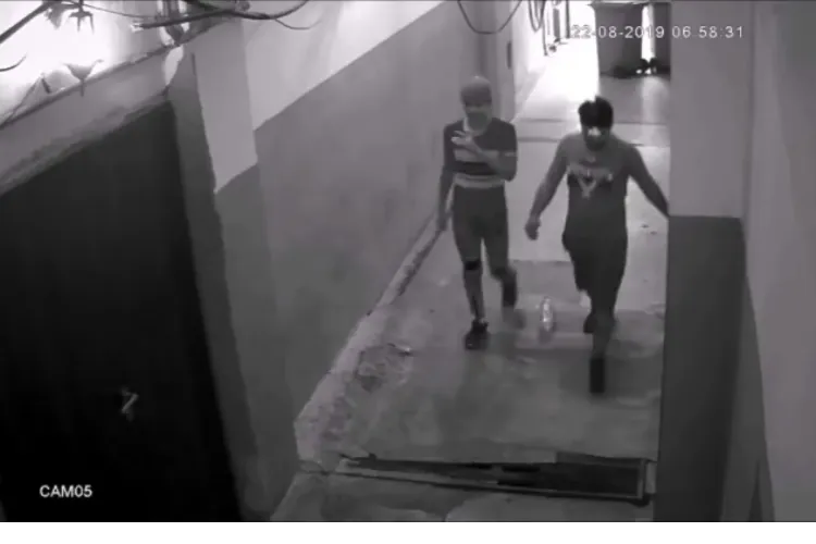 Hoți surprinși de camere în timp ce dau o spargere într-un local din centrul Clujului VIDEO