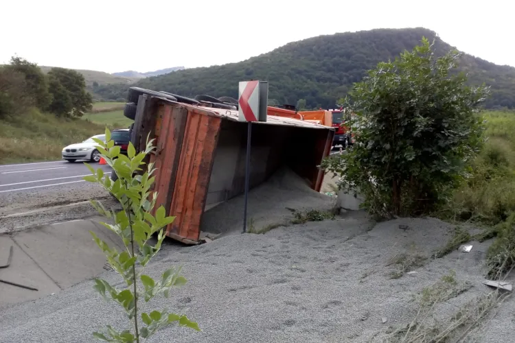 Camion cu nisip, răsturnat pe DN1 E60, la Dumbrava