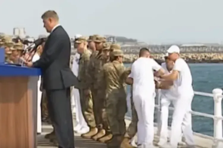 Militar american a leșinat la Ziua Marinei lângă Klaus Iohannis. Acesta nici nu a clipit. Ce trebuia să facă? - VIDEO
