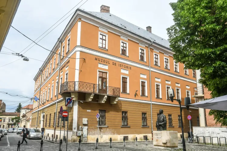 Cluj-Napoca: Sancțiune de 2000 lei pentru inscripții ilegale pe o clădire 