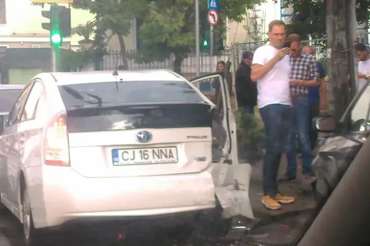Accident cu mai multe mașini pe strada Clinicilor. Șoferița vorbea la telefon - FOTO