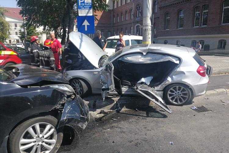 Accident grav în Piața Cipariu, intre un BMW și un SUV. Doi pietoni au fost răniți FOTO 