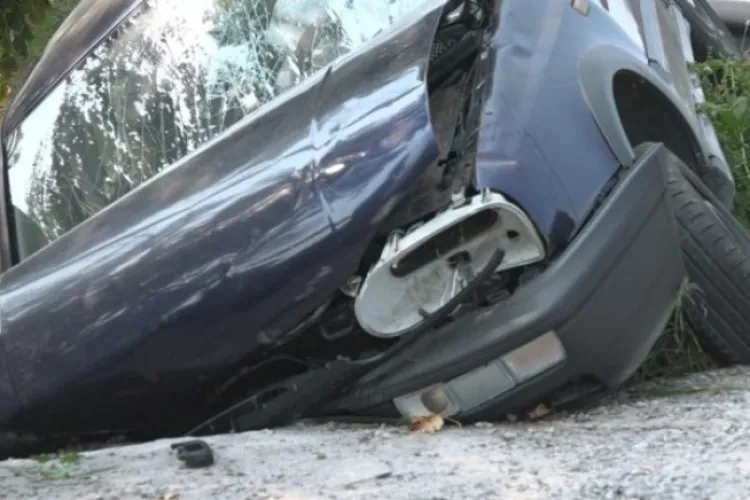 Neatenția costă! Un șofer a ajuns la spital după ce a intrat cu mașina în șanț