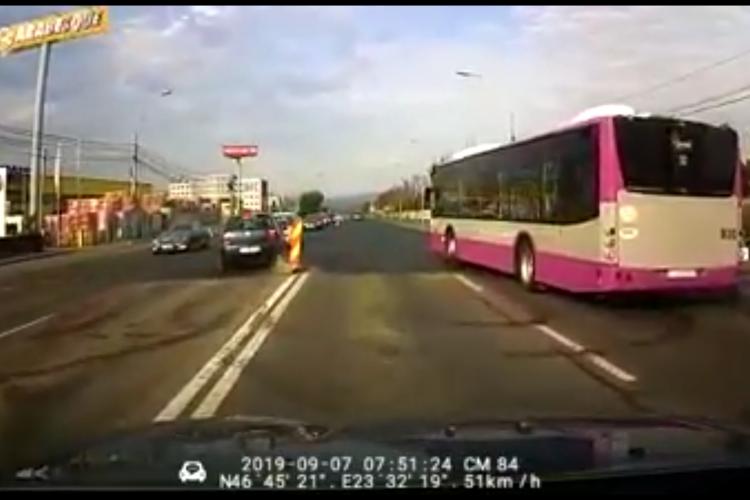 Accident lângă VIVO Cluj! S-a speriat de autobuz și a intrat pe contrasens în altă mașină - VIDEO