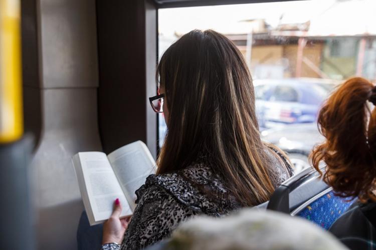 Clujenii care citesc o carte în mijloacele de transport în comun beneficiază de călătorie gratuită