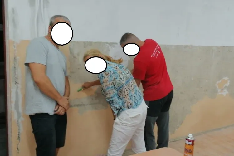 Părinții de la Colegiul de Muzica Sigismund Toduță, puși să tencuiască și să zugrăvească sala de clasă - FOTO