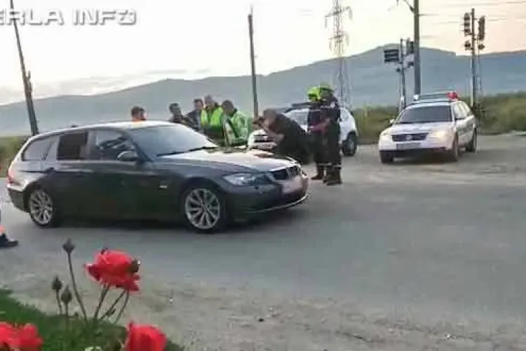 Mașină parcată SUSPECT pe mijlocul drumului la Gherla. Înăuntru, toți erau inconștienți - VIDEO