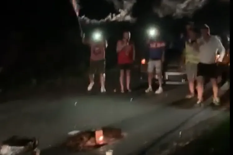 Groapă de pe DJ 150 (Câmpia Turzii - Viişoara - Ceanu Mare - Frata – Mociu) aniversată de tinerii clujeni - VIDEO