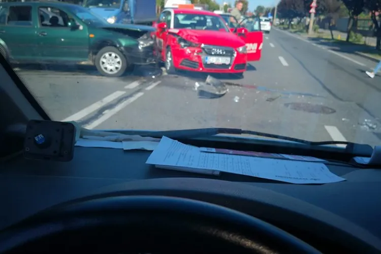 Accident pe Corneliu Coposu. Șoferul a fugit - FOTO