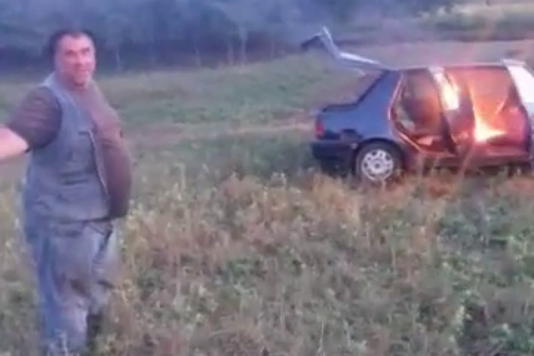 Un cioban din Ploscoș și-a dat foc la mașină în semn de protest. Se luptă cu interlopii locali, poliția și primăria - VIDEO