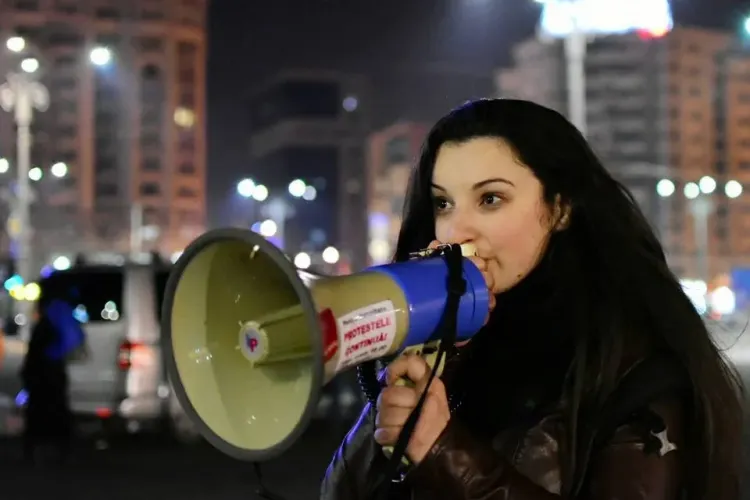 Jandarmeria Cluj a comis-o iarăși! A amendat-o pe organizatoarea protestului din 10 august 2019. Mesaj: ”Lasati-o balta! Voi chiar nu va invatati minte?”