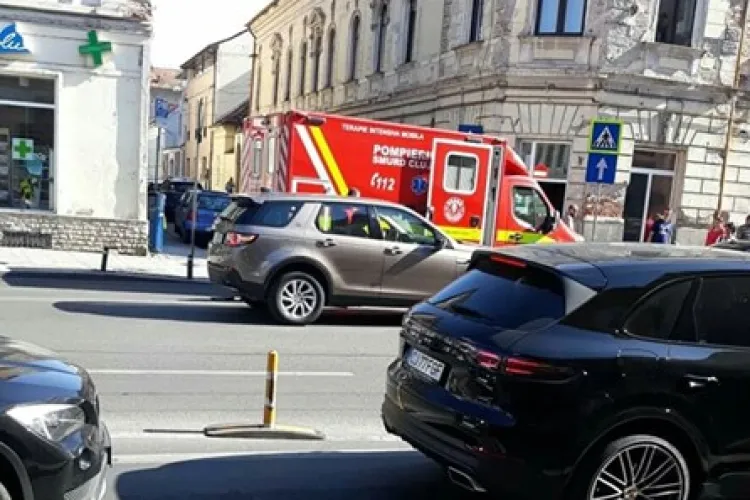 Ambulanță SMURD lovită pe strada Memorandumului de un șofer care a virat stânga - FOTO