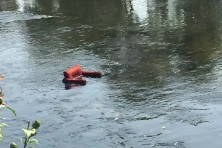 Culmea nesimțirii la Cluj. Și-au aruncat fotoliul în Someș - FOTO