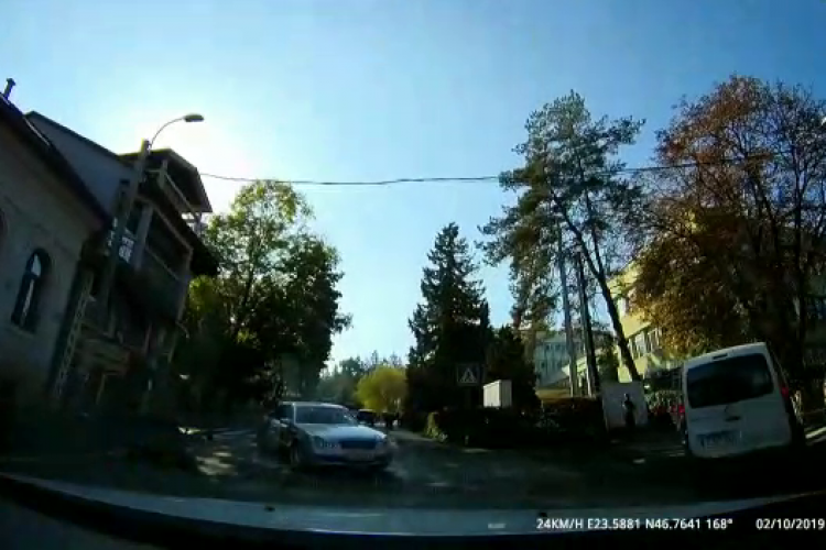 Șofer Bolt forțează intersecția și face semne obscene lângă Institutul Oncologic Cluj - VIDEO