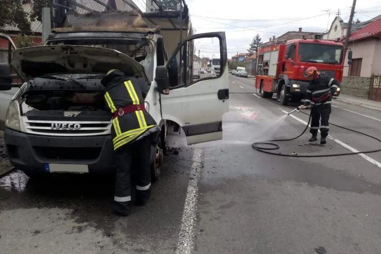 O camionetă a luat foc la Huedin - FOTO