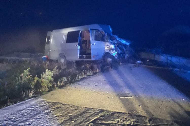 Accident mortal pe DN1C la Cluj. Șoferul unui microbuz a murit pe loc. Îi pun să conducă până la epuizare - FOTO