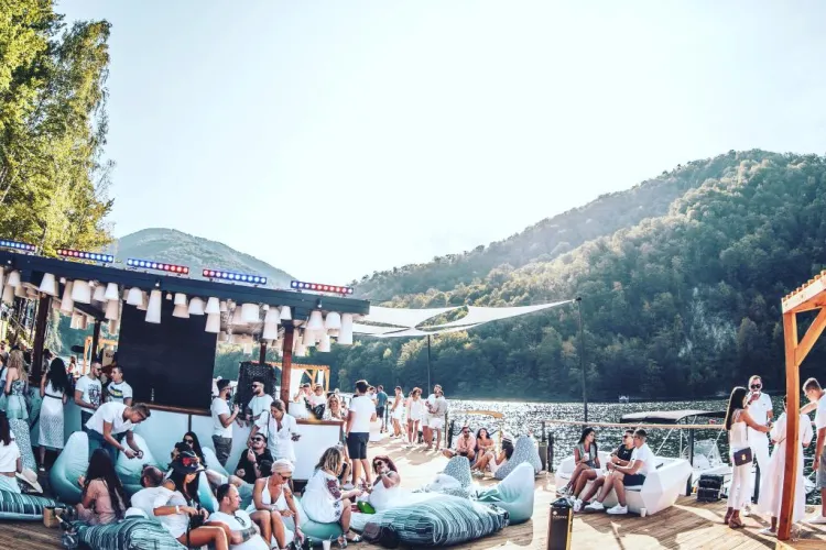 Un proprietar de ponton de pe Tarnița, revoltat de acuzele deputatului Horia Nasra. Susține că nu deversează vidanja în apă