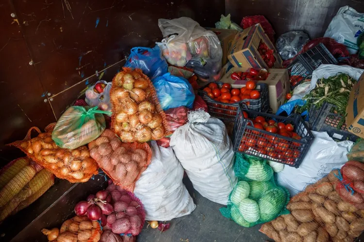 Producătorii locali au donat peste o tonă de alimente pentru copiii și persoanele aflate în centrele de îngrijire din Cluj-Napoca