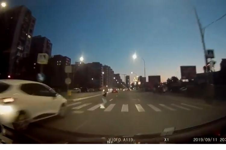 La un pas de tragedie, în Mănăștur. O femeie aproape a fost lovită în plin de mașină, în timp ce traversa pe roșu VIDEO