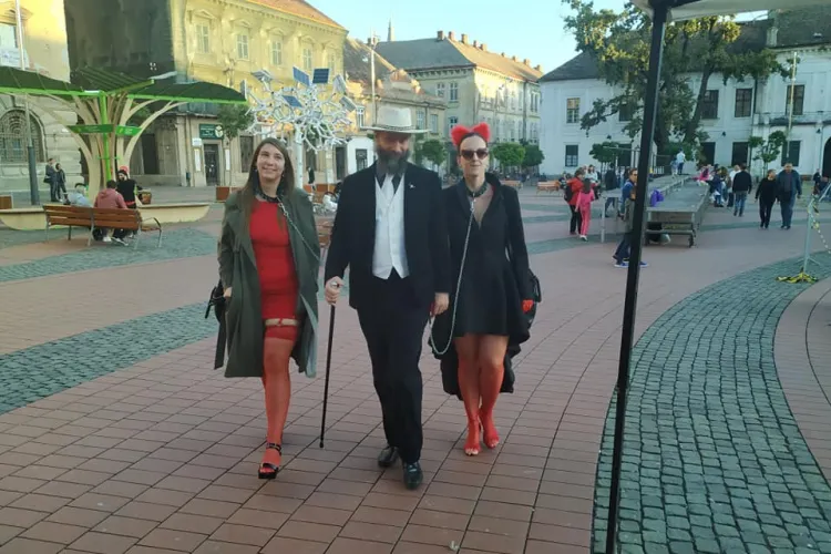 Mircea Popescu, romanul miliardar in Bitcoin, a plimbat două femei în lesă în Timișoara - VIDEO