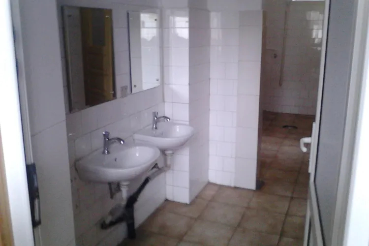 Boc interzice școlilor să le mai ceară părinților bani de săpun, hârtie igienică și consumabile