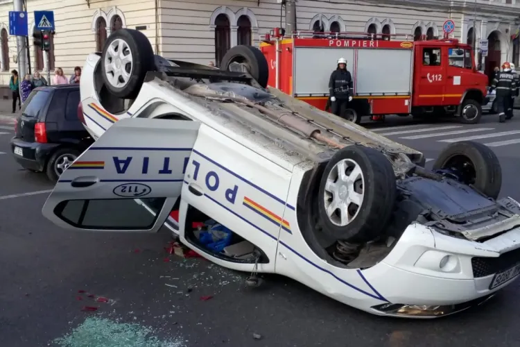 Mașină de Poliție răsturnată la Cluj-Napoca, lângă Teatrul Național - FOTO