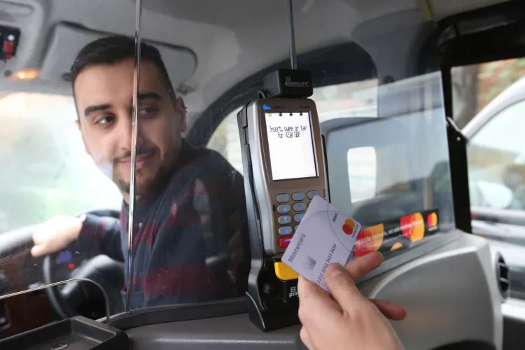 Taximetrele clujene vor avea plată cu cardul. Taximetriștii nu-s cei mai fericiți: Clienții să achite taxele bancare - VIDEO
