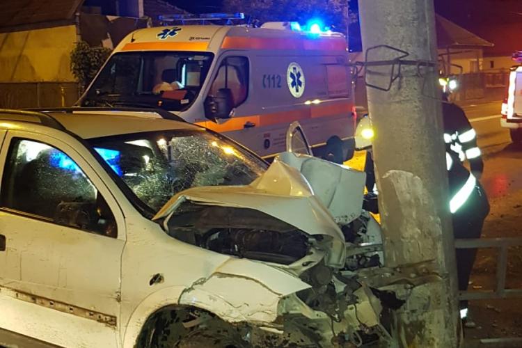 Accident pe Traian Vuia. Un șofer beat s-a lovit de un stâlp, pe care aproape l-a rupt - FOTO