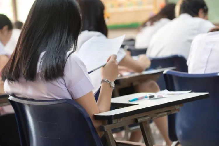 Un elev de clasa a XII-a s-a sinucis în clădirea liceului