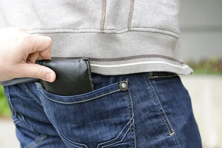 Hoț de telefoane, prins de polițiști. A jefuit în tânăr în parc, în centrul Clujului