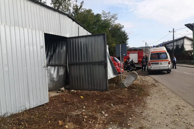 CLUJ: Un șofer a făcut prăpăd pe drum. A lovit trei mașini, a distrus un garaj și a ajuns la spital FOTO