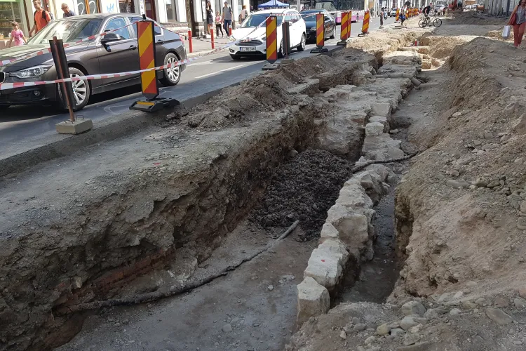 Care este cea mai veche stradă din Cluj-Napoca. Se termina cu Turnul Porții Podului descoperit pe Regele Ferdinand - VIDEO