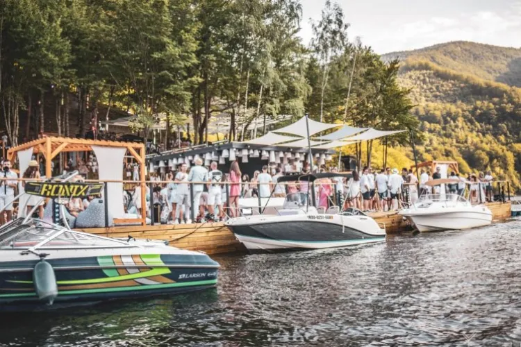 Navigația INTERZISĂ pe lacul Tarnița. Milionarii clujeni vor trebui să dea la vâslă. Prefectul Clujului i-a pus la respect