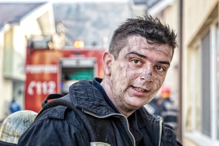 La mulți ani, pompierilor! Povestea lui Cosmin, care a stins incendiul din Florești, strada Sub Cetate 