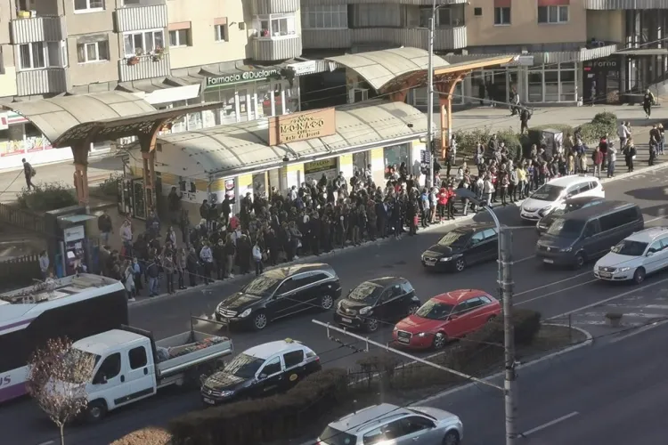 Dezastru în trafic la Cluj! Arterele blocate și stațiile de autobuz pline FOTO