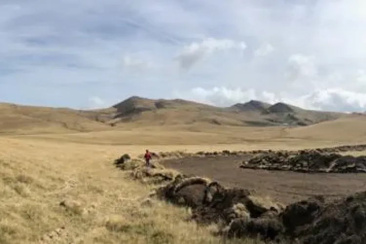 Protest în munți. Lanț uman împotriva buldozerelor care fac loc vilelor în Parcul Natural Bucegi