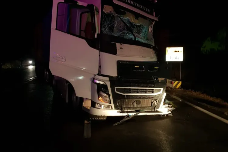 CLUJ: Accident între un TIR și un autobuz. O persoană a rămas încarcerată FOTO