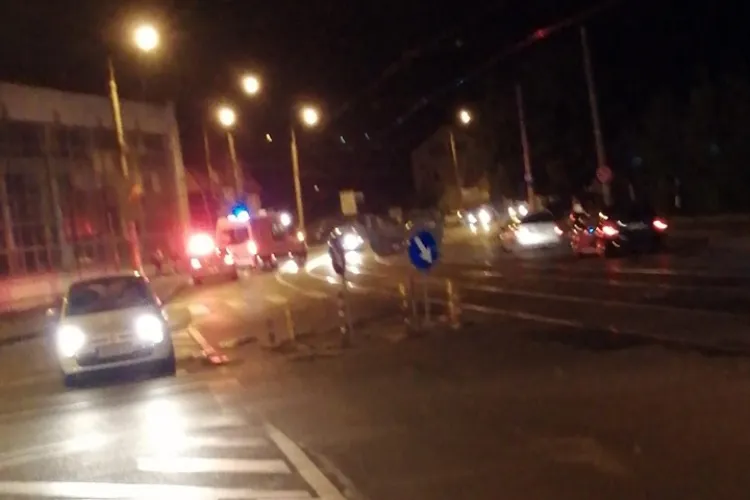 Pieton lovit de mașină în stația de tramvai pe Bulevardul Muncii - FOTO