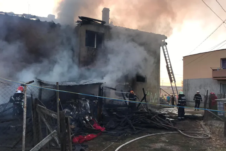 Incendiu la un bloc din Cluj. Au luat foc prima dată magaziile cu lemne - VIDEO