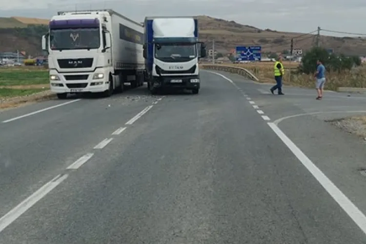 Mașină lovită de TIR pe Varianta Vâlcele - Apahida FOTO