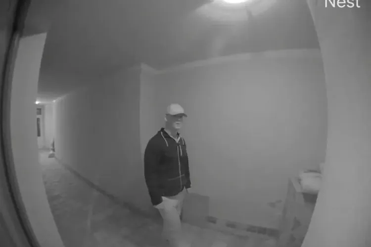 Bărbat suspect, filmat când verifica ușile unor apartamente din Grigorescu - VIDEO