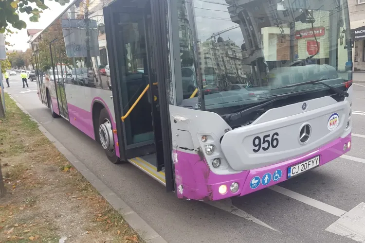 Autobuz lovit de un autoturism pe Constantin Brâncuși - FOTO