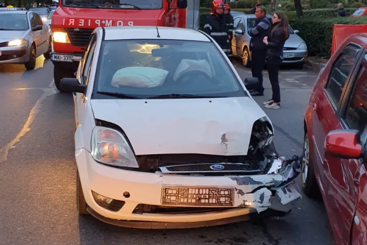 Accident cu patru mașini pe Dorobanților. Șoferul vinovat a fost rănit FOTO