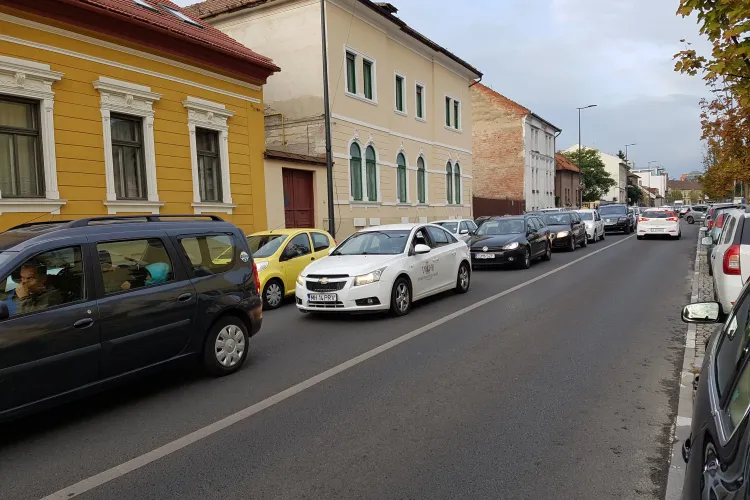 Cluj: Unii părinți își duc copiii pe jos sau cu bicicleta la școală, alții tot cu mașina. Diferențe de mentalitate? - FOTO