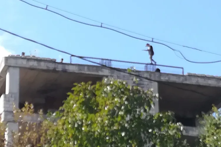 Copiii își pun viața în pericol în ruina Spitalului abandonat din Mănăștur - FOTO